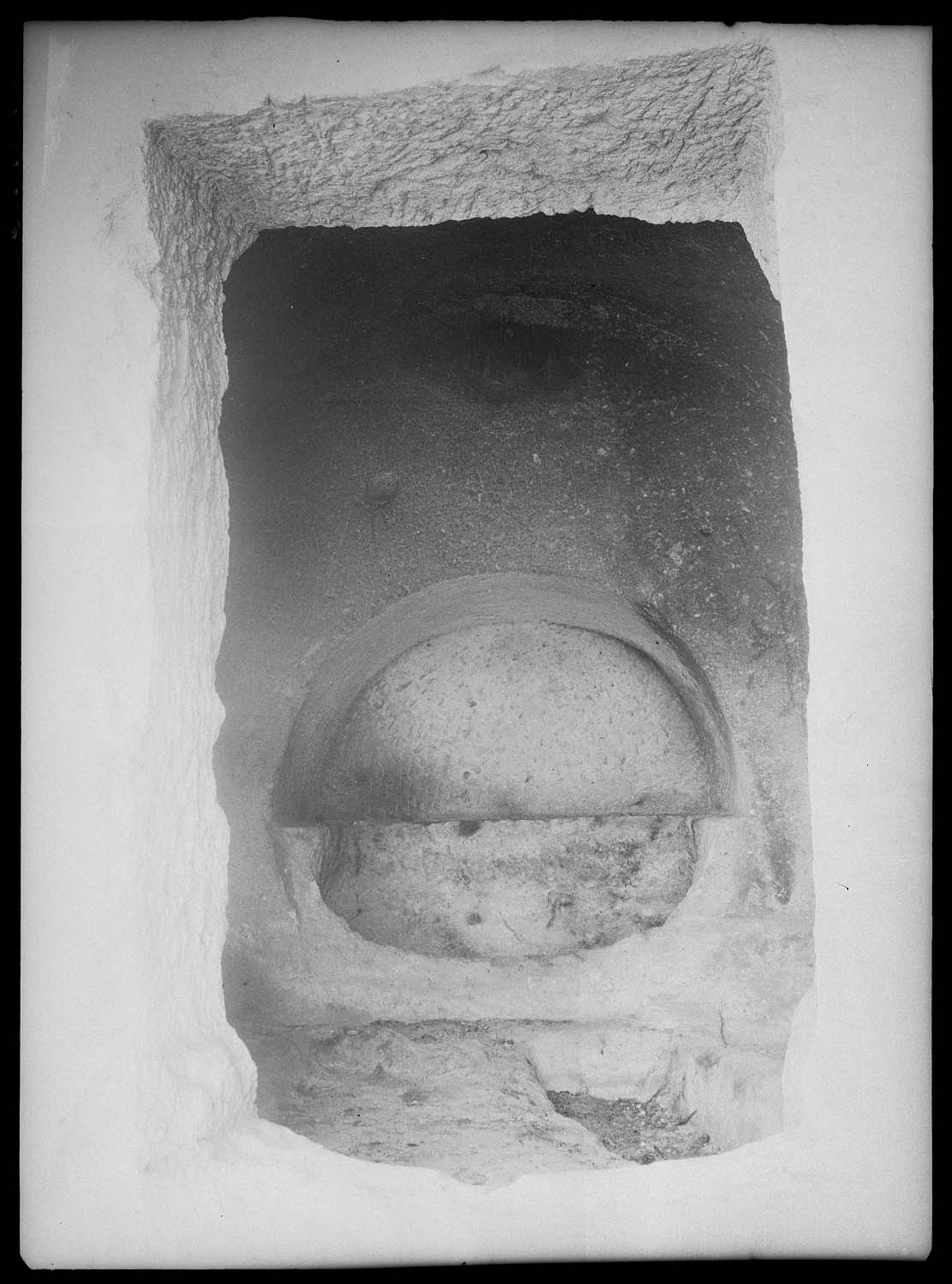 Une chambre funéraire (voir "Phrygie. Exploration archéologique…", tome IV : "La Cité de Midas. Architecture", par A. Gabriel, Paris, E. de Boccard, 1965, pl. 41)